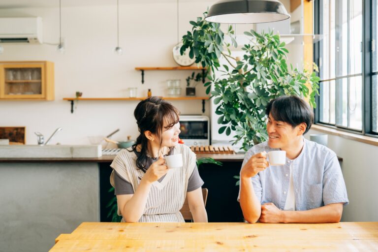 楽しく会話するカップル