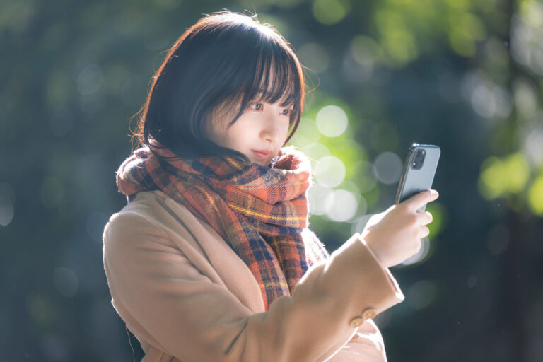 スマホを見る女性